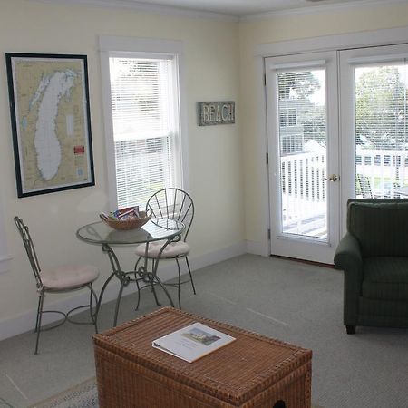Captain'S Cottage Suites Гранд Хейвън Стая снимка