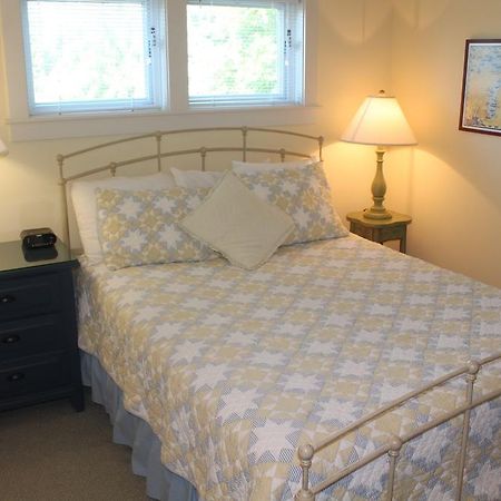 Captain'S Cottage Suites Гранд Хейвън Стая снимка