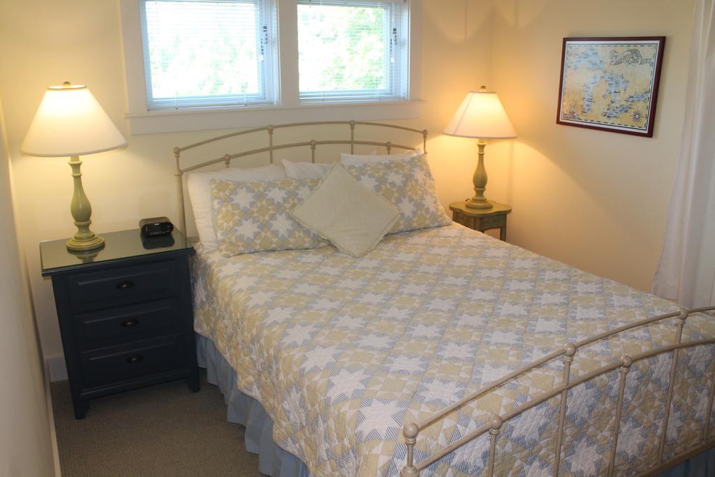 Captain'S Cottage Suites Гранд Хейвън Стая снимка