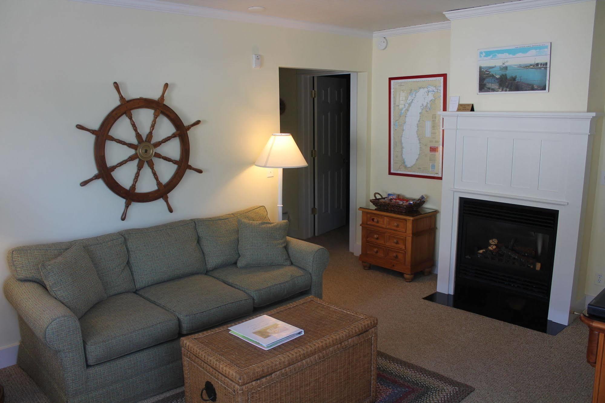 Captain'S Cottage Suites Гранд Хейвън Екстериор снимка