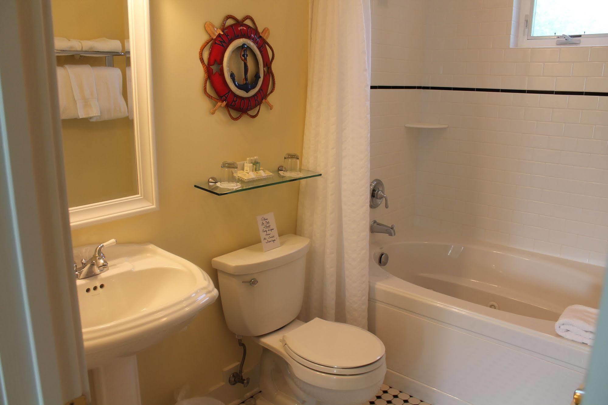 Captain'S Cottage Suites Гранд Хейвън Екстериор снимка