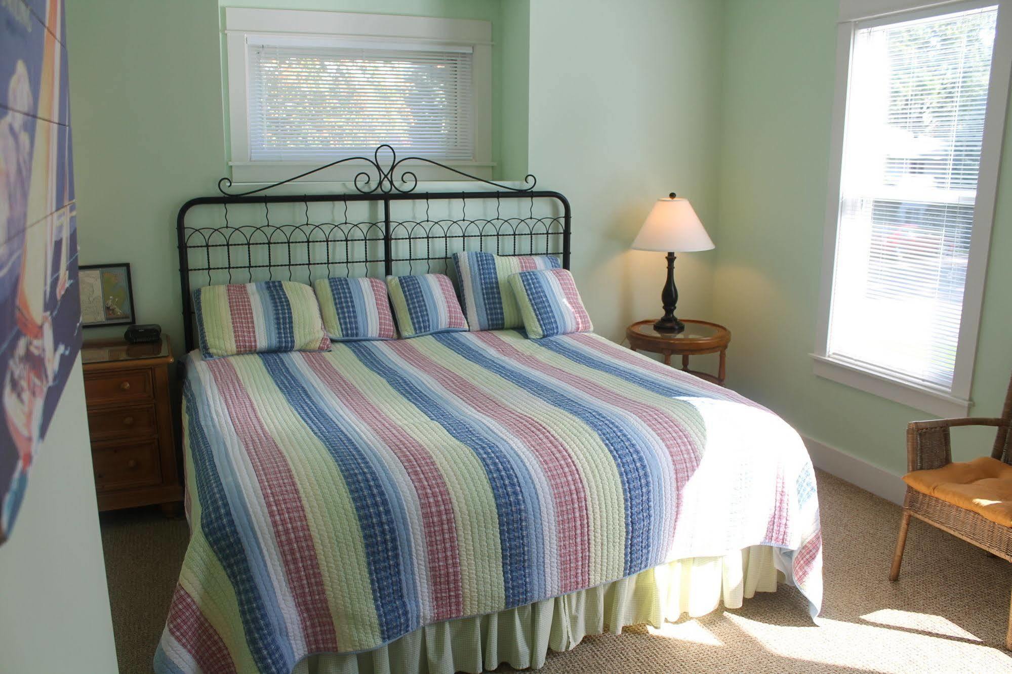 Captain'S Cottage Suites Гранд Хейвън Екстериор снимка