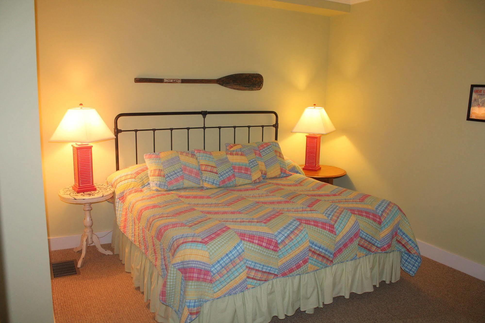 Captain'S Cottage Suites Гранд Хейвън Екстериор снимка