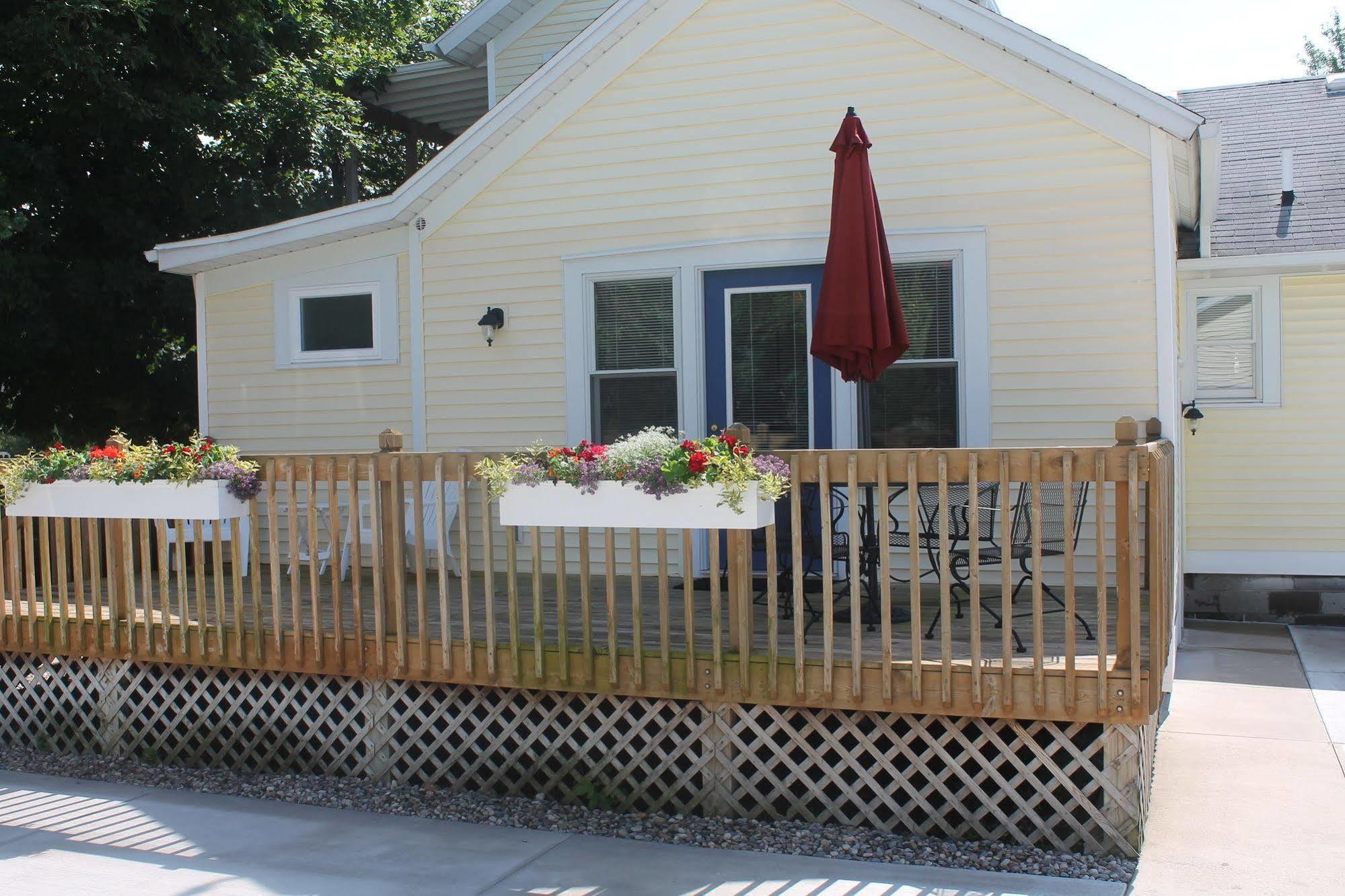 Captain'S Cottage Suites Гранд Хейвън Екстериор снимка