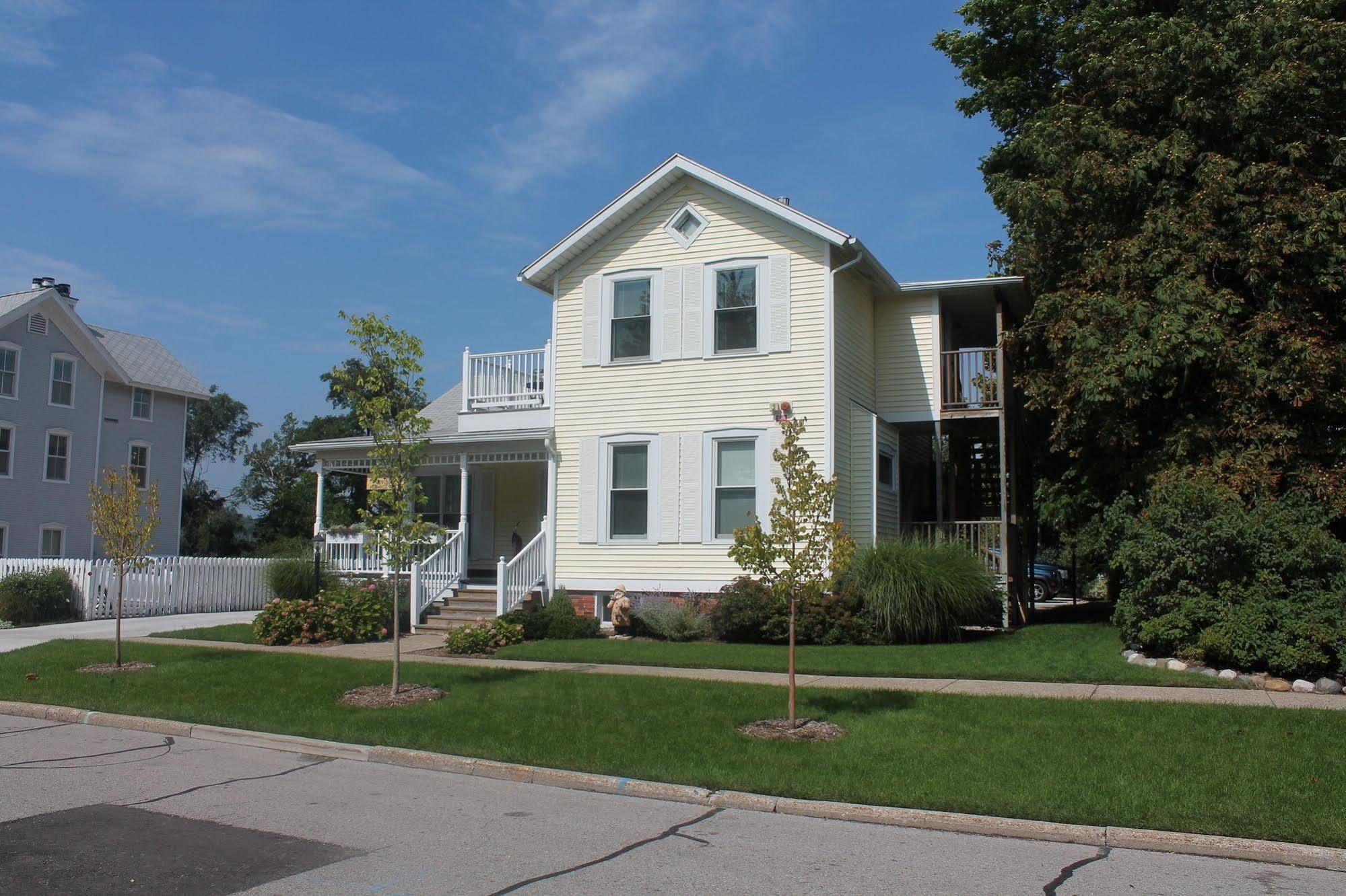 Captain'S Cottage Suites Гранд Хейвън Екстериор снимка